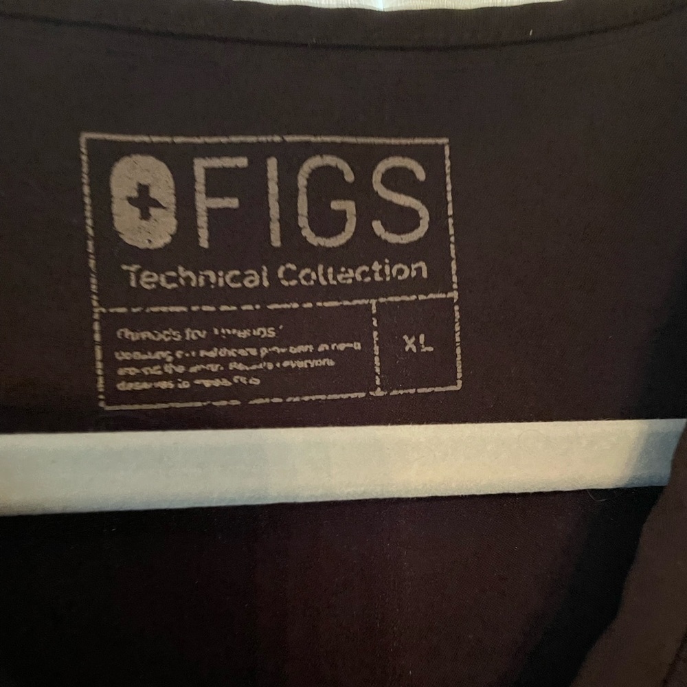 Figs scrub top